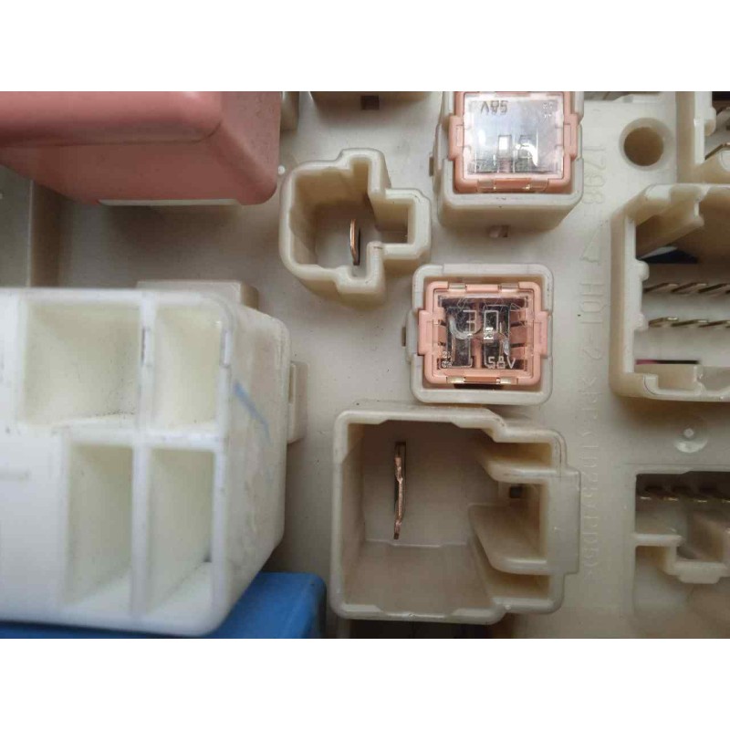 Recambio de caja reles / fusibles para toyota auris 1.4 turbodiesel cat referencia OEM IAM 303350J13-8273002J70-171610L06  