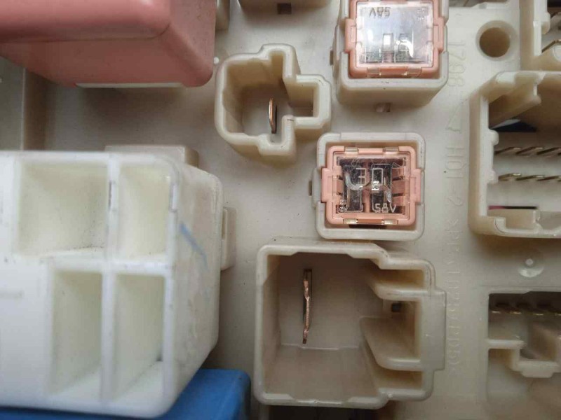 Recambio de caja reles / fusibles para toyota auris 1.4 turbodiesel cat referencia OEM IAM 303350J13-8273002J70-171610L06  