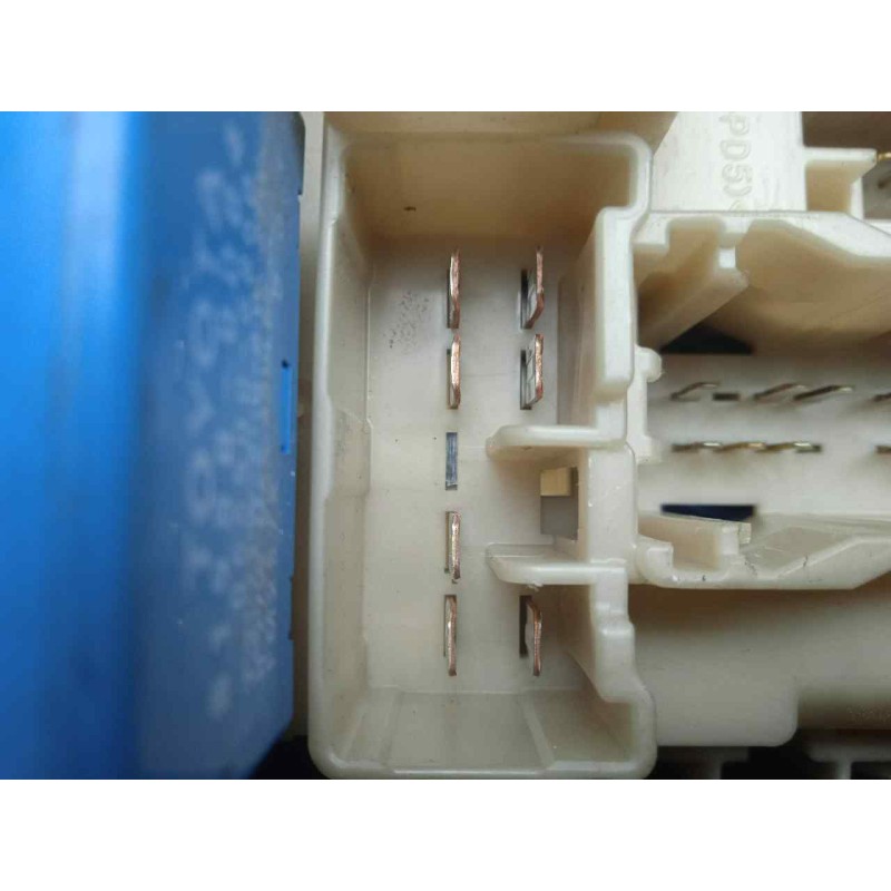 Recambio de caja reles / fusibles para toyota auris 1.4 turbodiesel cat referencia OEM IAM 303350J13-8273002J70-171610L06  