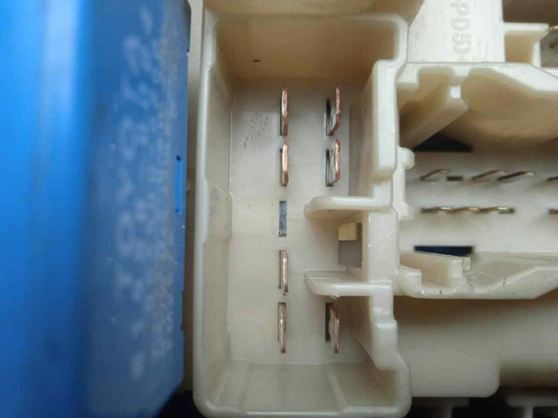 Recambio de caja reles / fusibles para toyota auris 1.4 turbodiesel cat referencia OEM IAM 303350J13-8273002J70-171610L06  