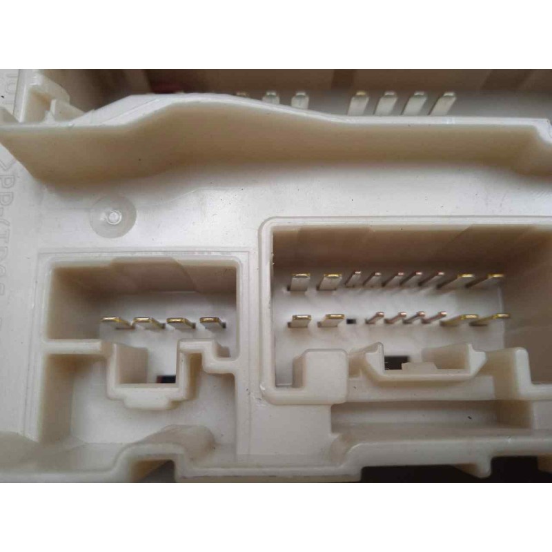 Recambio de caja reles / fusibles para toyota auris 1.4 turbodiesel cat referencia OEM IAM 303350J13-8273002J70-171610L06  