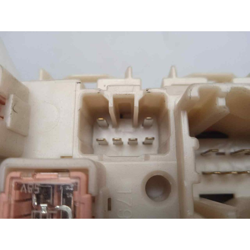 Recambio de caja reles / fusibles para toyota auris 1.4 turbodiesel cat referencia OEM IAM 303350J13-8273002J70-171610L06  