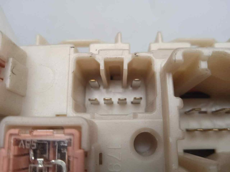 Recambio de caja reles / fusibles para toyota auris 1.4 turbodiesel cat referencia OEM IAM 303350J13-8273002J70-171610L06  