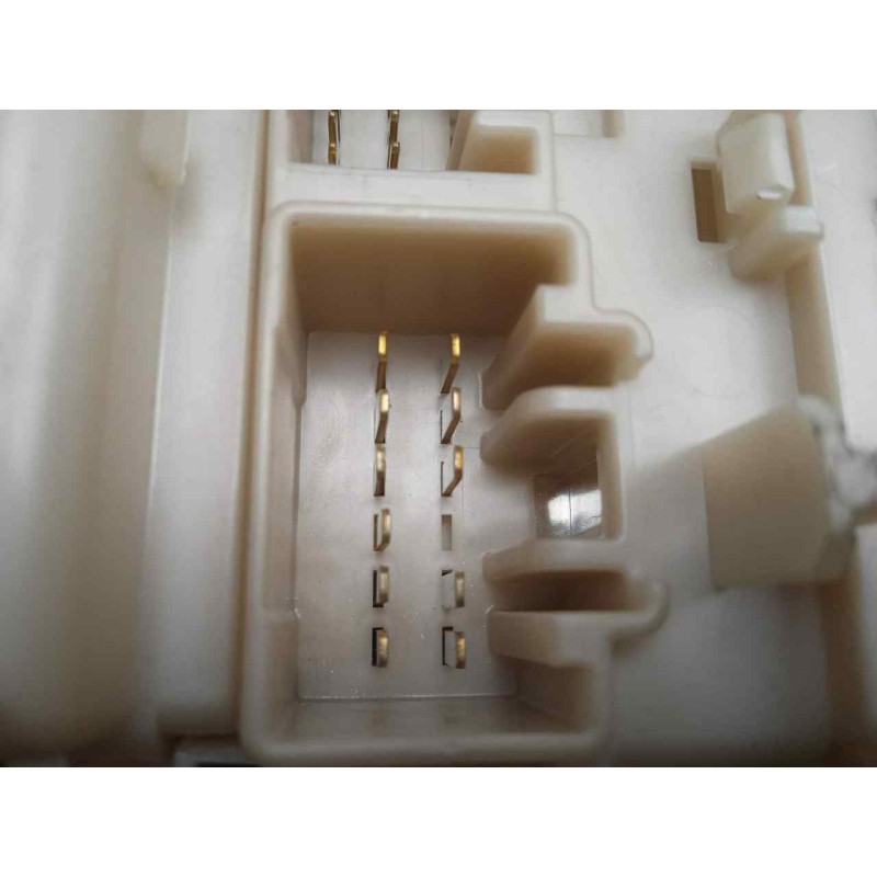 Recambio de caja reles / fusibles para toyota auris 1.4 turbodiesel cat referencia OEM IAM 303350J13-8273002J70-171610L06  