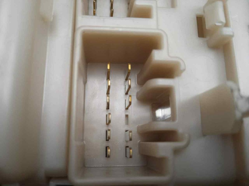 Recambio de caja reles / fusibles para toyota auris 1.4 turbodiesel cat referencia OEM IAM 303350J13-8273002J70-171610L06  