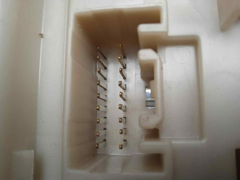 Recambio de caja reles / fusibles para toyota auris 1.4 turbodiesel cat referencia OEM IAM 303350J13-8273002J70-171610L06  