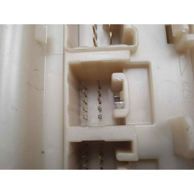 Recambio de caja reles / fusibles para toyota auris 1.4 turbodiesel cat referencia OEM IAM 303350J13-8273002J70-171610L06  