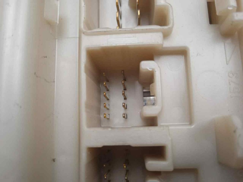 Recambio de caja reles / fusibles para toyota auris 1.4 turbodiesel cat referencia OEM IAM 303350J13-8273002J70-171610L06  