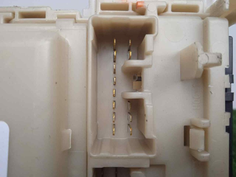 Recambio de caja reles / fusibles para toyota auris 1.4 turbodiesel cat referencia OEM IAM 303350J13-8273002J70-171610L06  