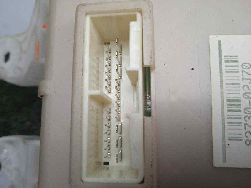 Recambio de caja reles / fusibles para toyota auris 1.4 turbodiesel cat referencia OEM IAM 303350J13-8273002J70-171610L06  