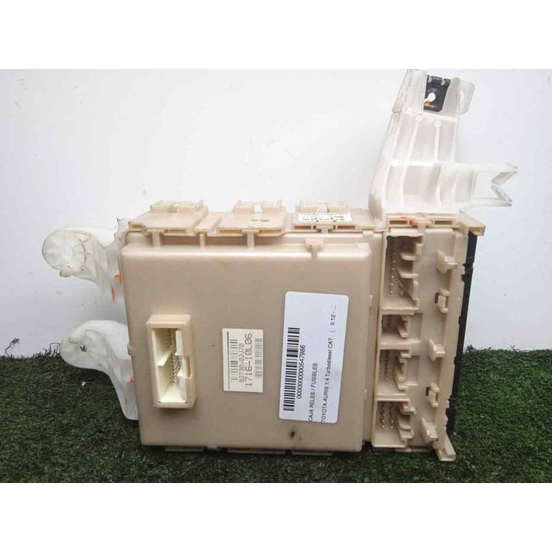 Recambio de caja reles / fusibles para toyota auris 1.4 turbodiesel cat referencia OEM IAM 303350J13-8273002J70-171610L06  