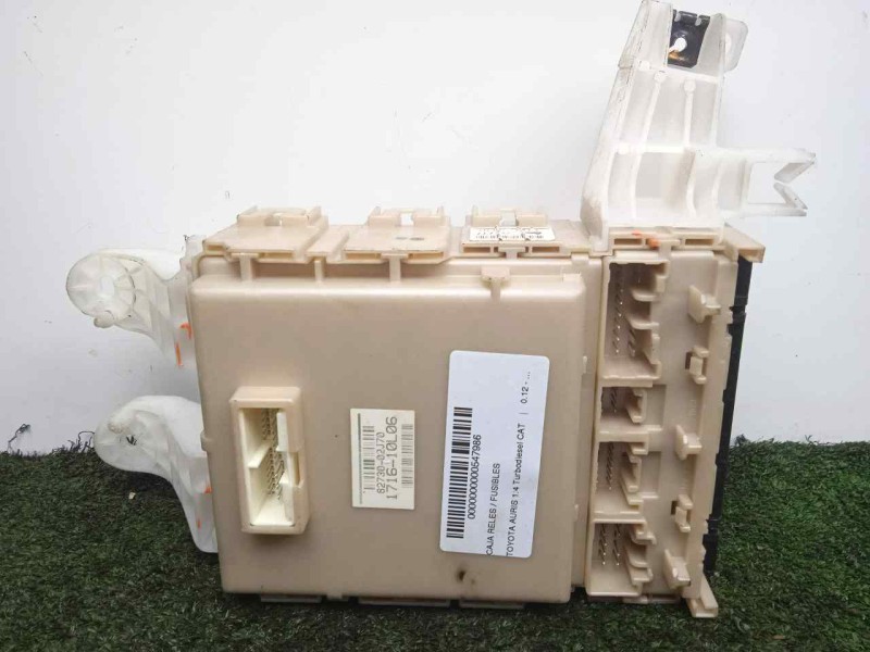 Recambio de caja reles / fusibles para toyota auris 1.4 turbodiesel cat referencia OEM IAM 303350J13-8273002J70-171610L06  