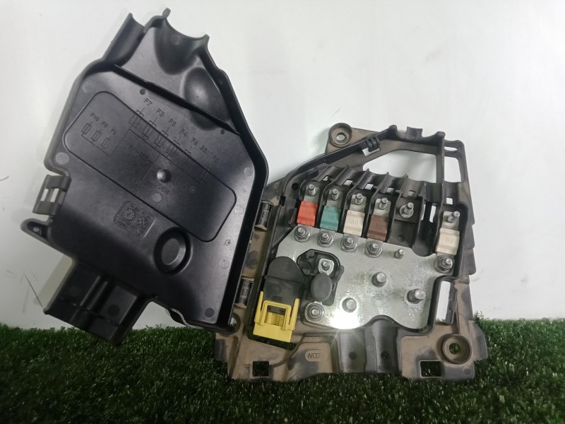 Recambio de caja reles / fusibles para citroën c3 1.4 hdi referencia OEM IAM 9801147680  
