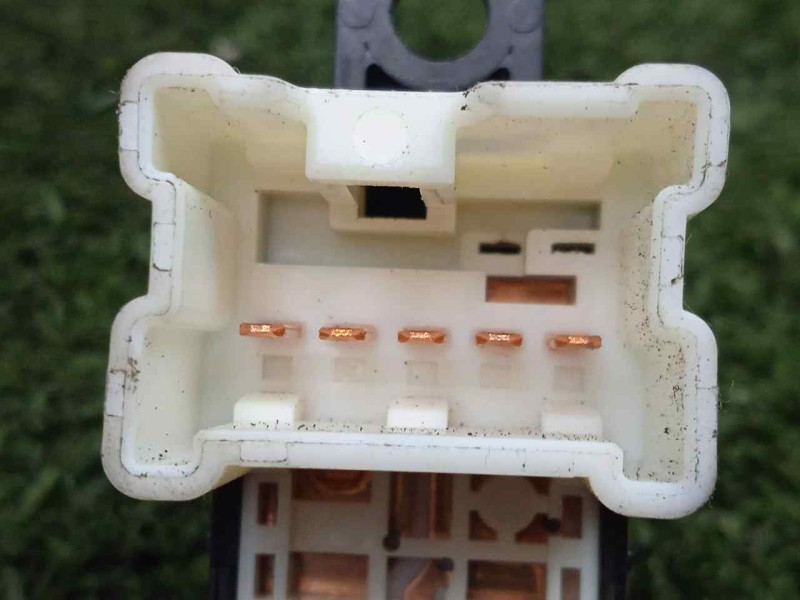 Recambio de mando elevalunas delantero derecho para subaru impreza g12 2.0 cat referencia OEM IAM 83071FG110  