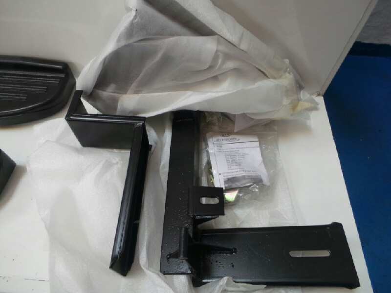 Recambio de estribo para kia sportage referencia OEM IAM P83701F100 NUEVO ESTRIBERAS