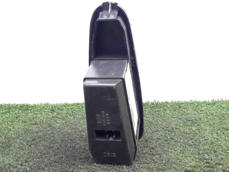 Recambio de mando elevalunas delantero derecho para hyundai coupe (j2) 1.6 16v cat referencia OEM IAM 9358027000  