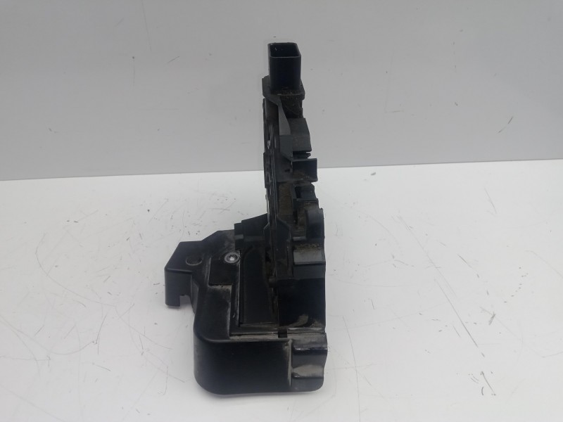 Recambio de cerradura puerta trasera izquierda para ford kuga (cbv) 2.0 tdci cat referencia OEM IAM 8V4AS26413EA  