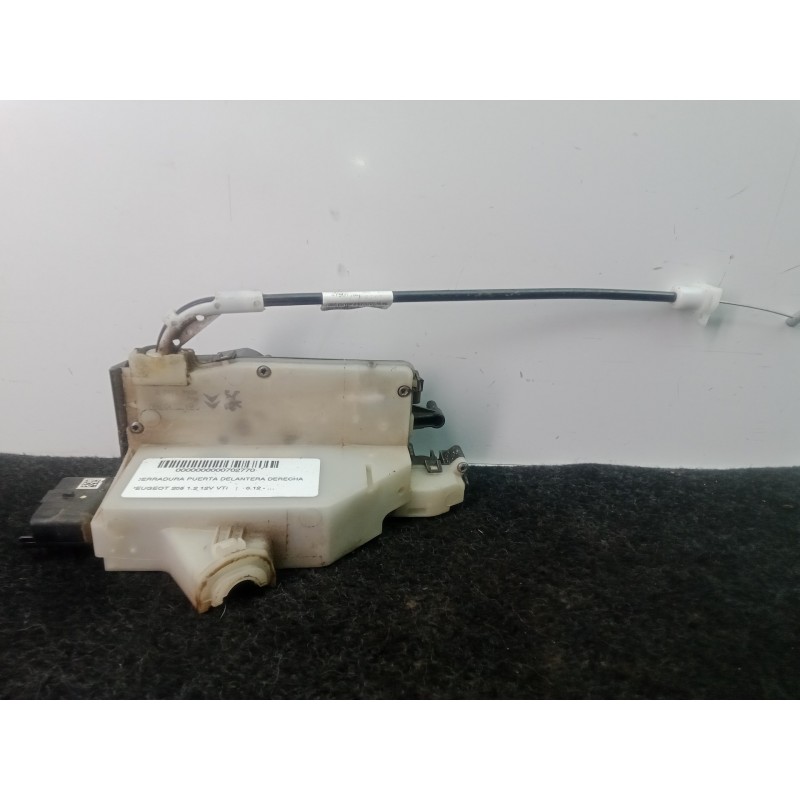 Recambio de cerradura puerta delantera derecha para peugeot 208 1.2 12v vti referencia OEM IAM 9812500780  