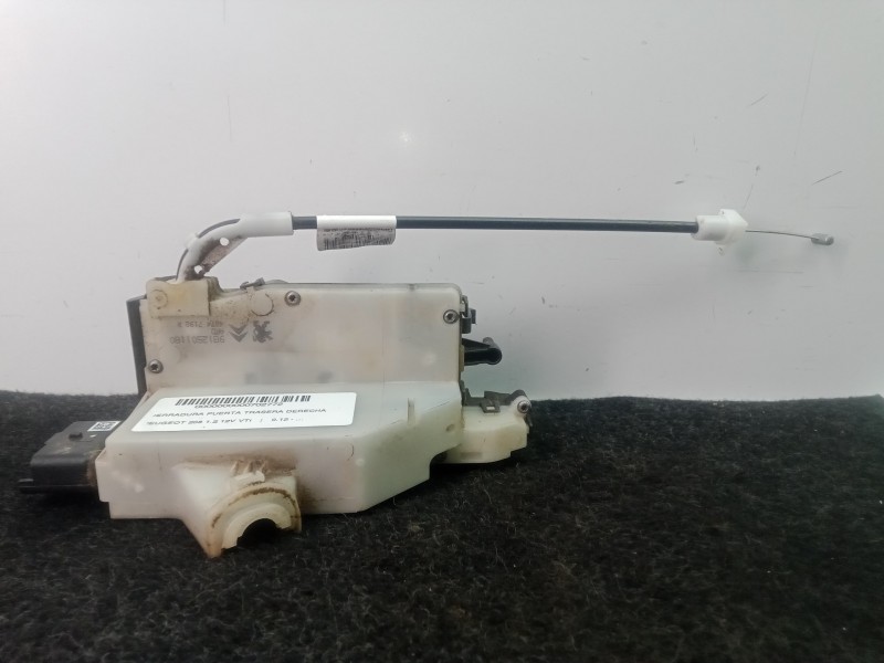Recambio de cerradura puerta trasera derecha para peugeot 208 1.2 12v vti referencia OEM IAM 9812501180  