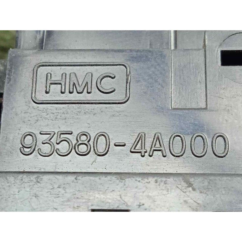 Recambio de mando elevalunas delantero derecho para hyundai h 1 2.5 turbodiesel referencia OEM IAM 935704A000-935704A100 H1. 