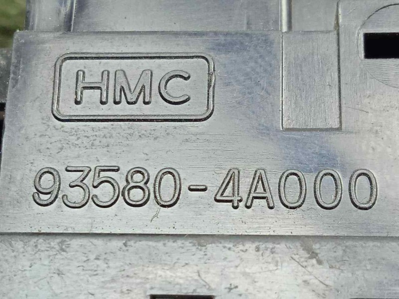 Recambio de mando elevalunas delantero derecho para hyundai h 1 2.5 turbodiesel referencia OEM IAM 935704A000-935704A100 H1. 