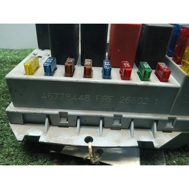 Recambio de caja reles / fusibles para fiat punto berlina (188) 1.2 cat referencia OEM IAM 46778448  