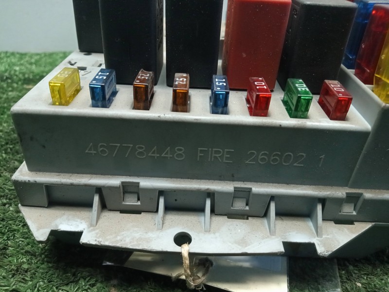Recambio de caja reles / fusibles para fiat punto berlina (188) 1.2 cat referencia OEM IAM 46778448  