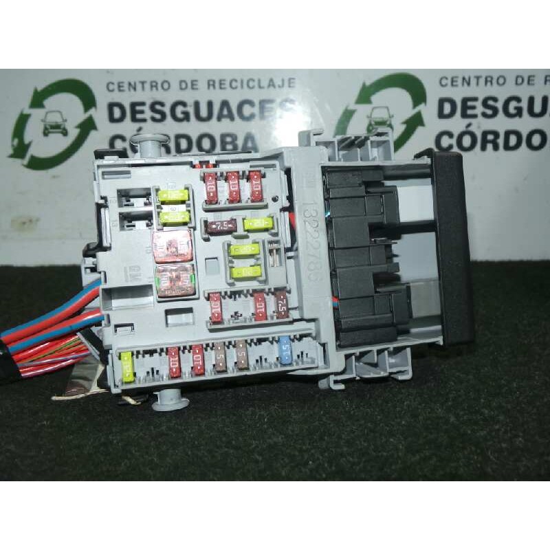 Recambio de caja reles / fusibles para opel astra j lim. 1.6 cdti dpf referencia OEM IAM 13222786  