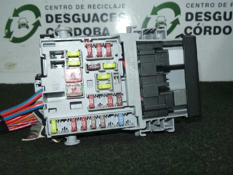 Recambio de caja reles / fusibles para opel astra j lim. 1.6 cdti dpf referencia OEM IAM 13222786  
