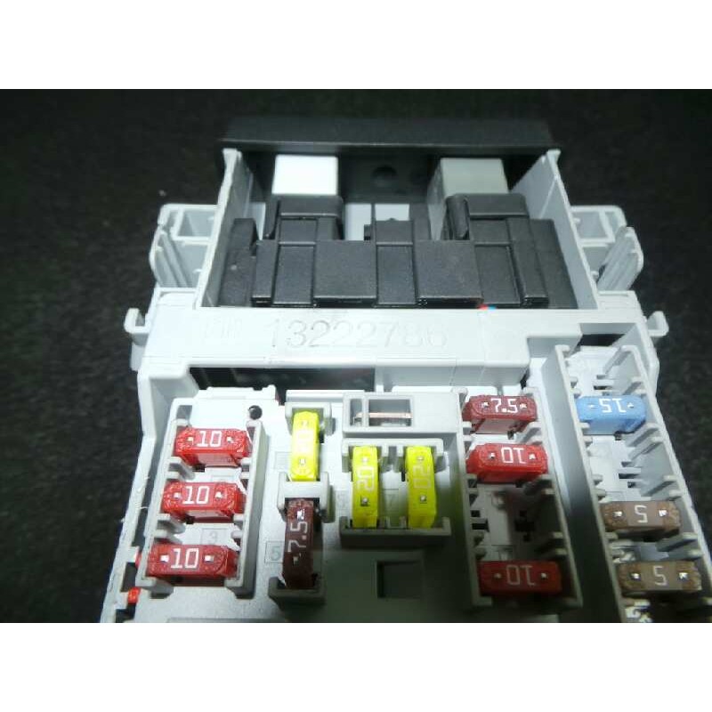 Recambio de caja reles / fusibles para opel astra j lim. 1.6 cdti dpf referencia OEM IAM 13222786  