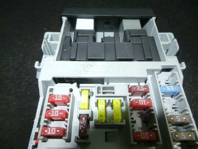 Recambio de caja reles / fusibles para opel astra j lim. 1.6 cdti dpf referencia OEM IAM 13222786  