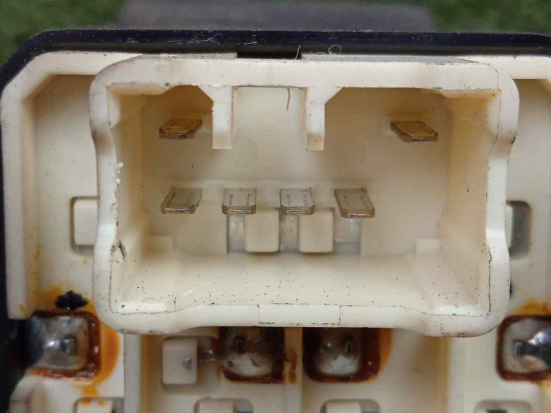 Recambio de mando elevalunas delantero izquierdo para chevrolet aveo 1.2 cat referencia OEM IAM 202005062 2.BOTONES 