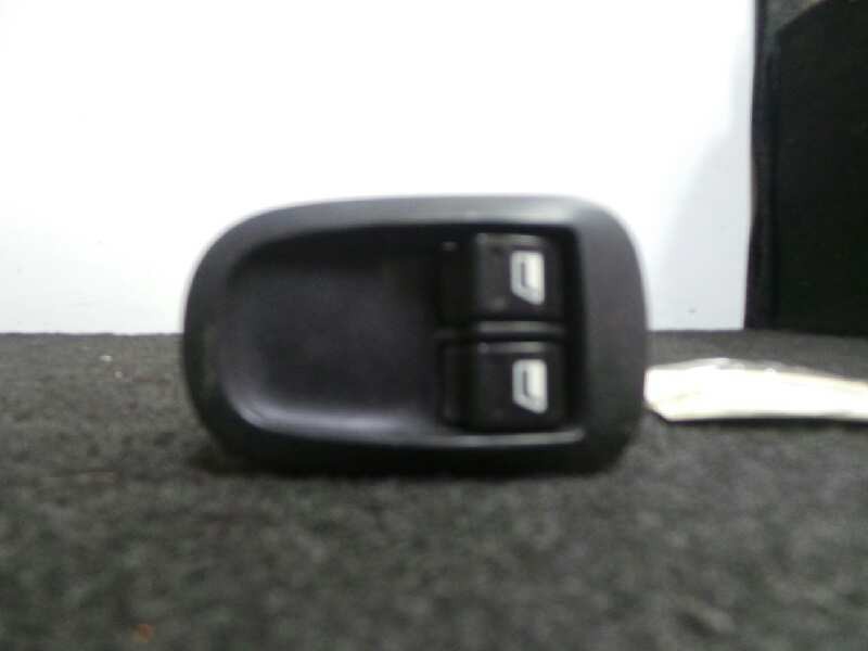 Recambio de mando elevalunas delantero izquierdo para peugeot 206 berlina 1.4 referencia OEM IAM  6 PINES CENTRAL FRENO MANO DOS