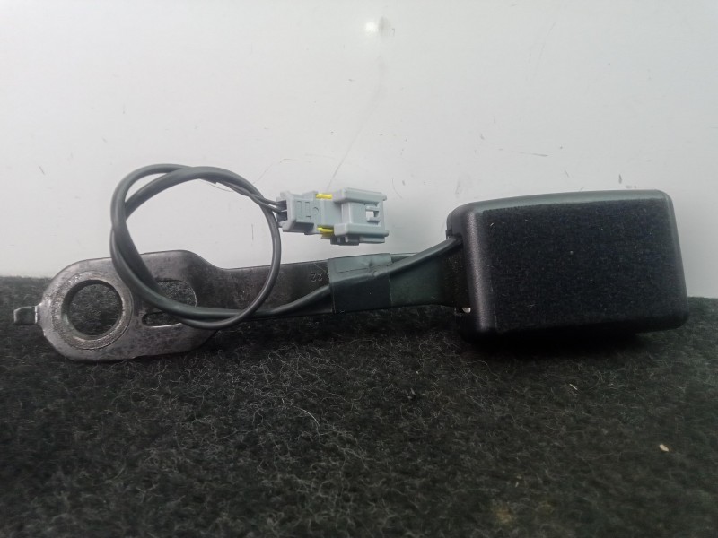 Recambio de enganche cinturon delantero izquierdo para peugeot 208 1.2 12v vti referencia OEM IAM 24019AFU  