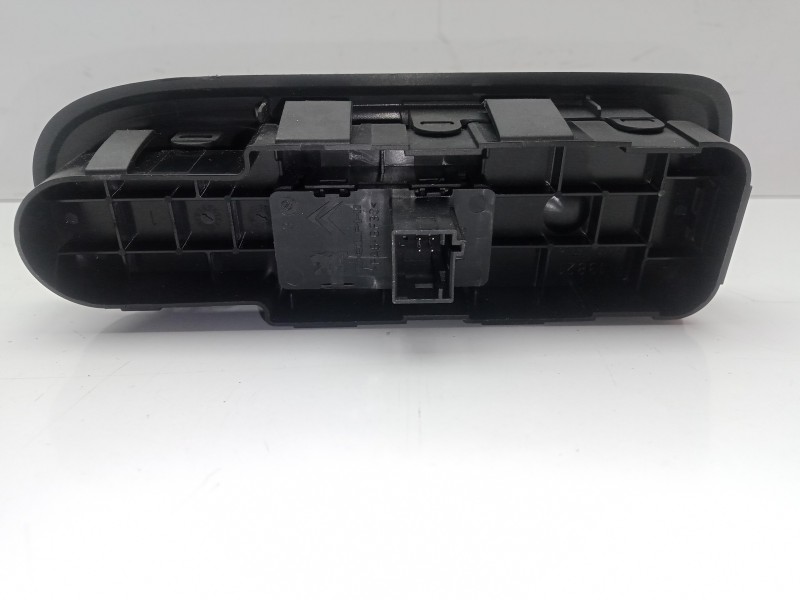 Recambio de mando elevalunas delantero derecho para peugeot 308 1.6 hdi fap cat (9hz / dv6ted4) referencia OEM IAM 96565184XT-53