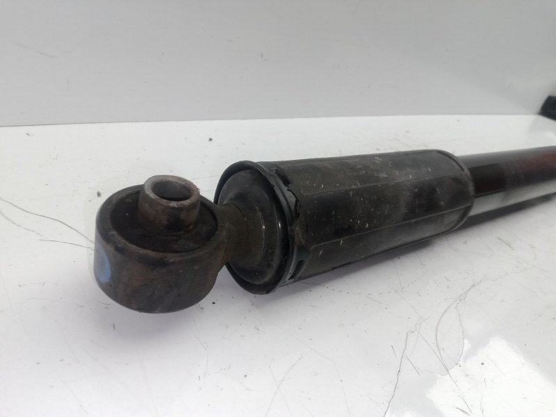 Recambio de amortiguador trasero izquierdo para kia rio 1.2 cat referencia OEM IAM   