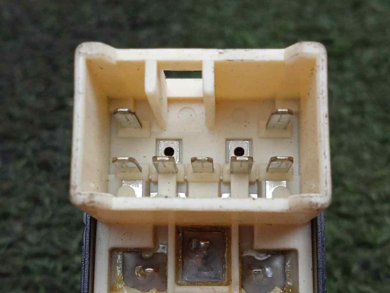 Recambio de mando elevalunas trasero derecho para hyundai accent (lc) crdi gl referencia OEM IAM 50304D  