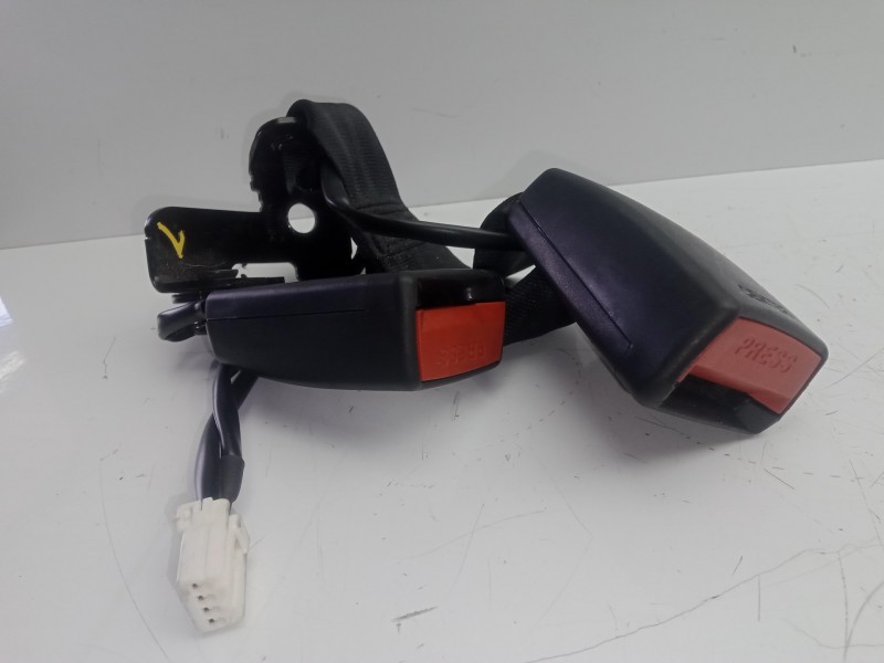 Recambio de enganche cinturon trasero derecho para kia rio 1.2 cat referencia OEM IAM  + TRASERO CENTRAL 