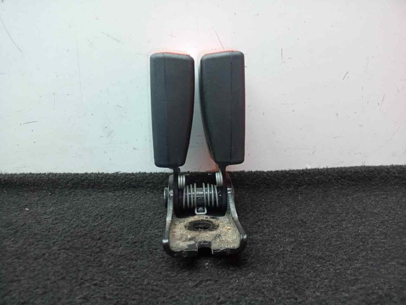 Recambio de enganche cinturon trasero central para ford fiesta (ccn) 1.25 16v cat referencia OEM IAM 8V51A613K21AC  