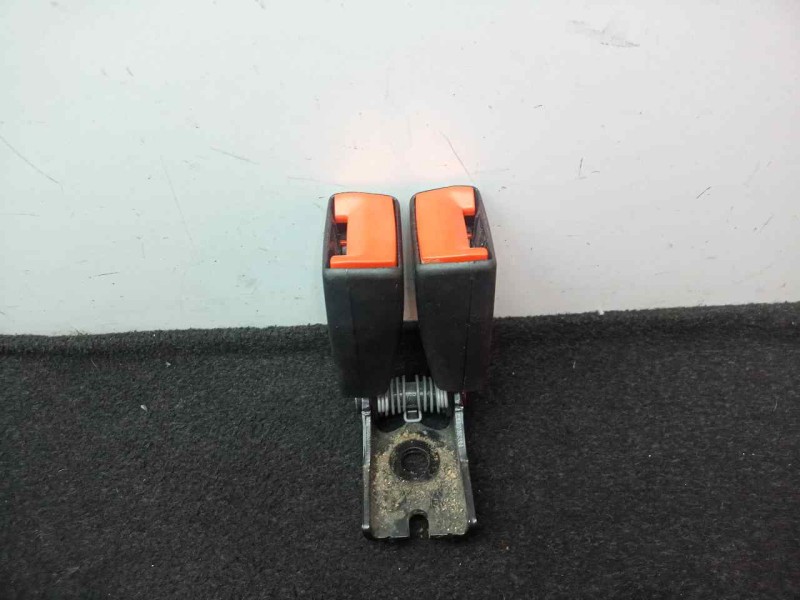 Recambio de enganche cinturon trasero central para ford fiesta (ccn) 1.25 16v cat referencia OEM IAM 8V51A613K21AC  