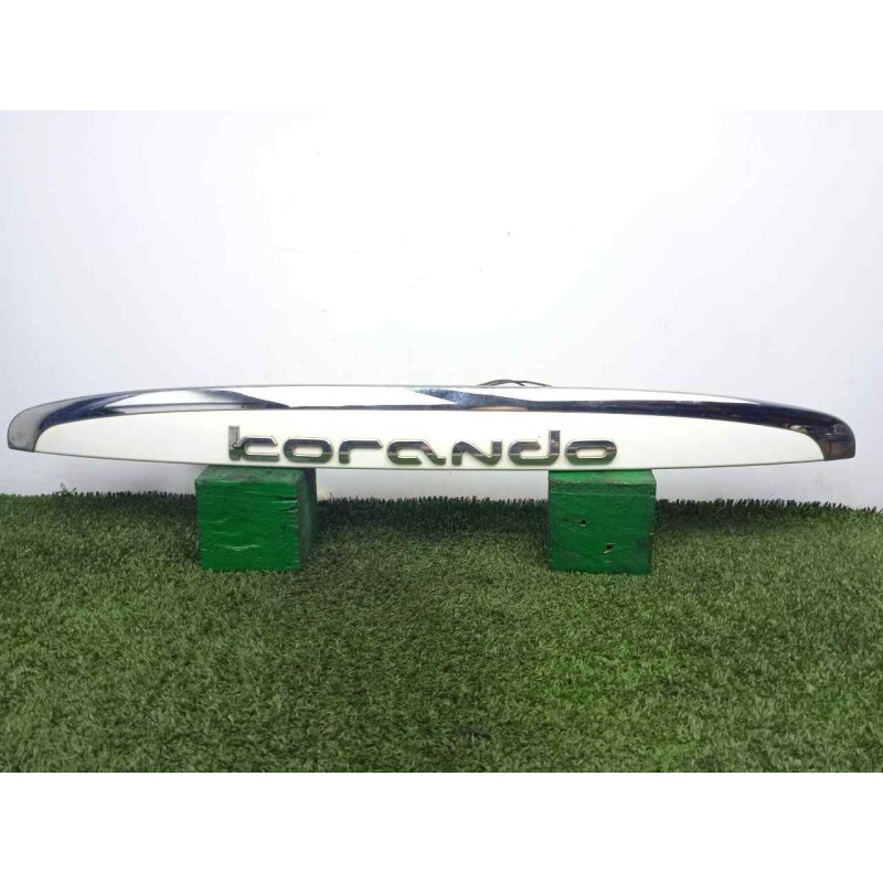 Recambio de moldura para ssangyong korando 2.0 td cat referencia OEM IAM 7963034004-7963034004WAA MOLDURA.PORTON 