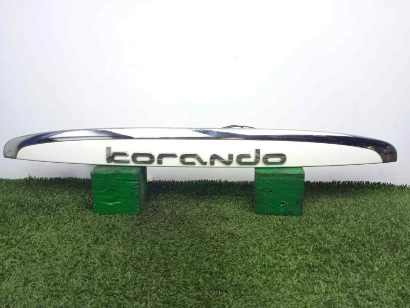 Recambio de moldura para ssangyong korando 2.0 td cat referencia OEM IAM 7963034004-7963034004WAA MOLDURA.PORTON 