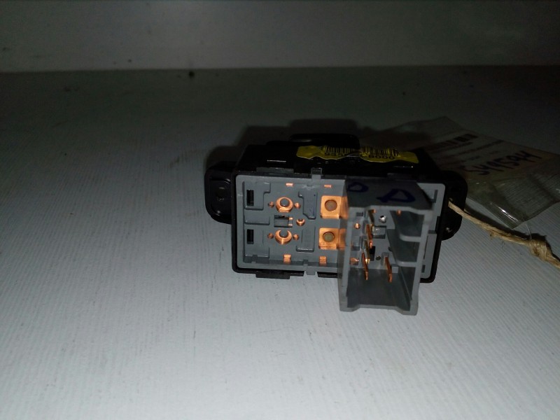 Recambio de mando elevalunas delantero derecho para hyundai i20 1.2 cat referencia OEM IAM 93580C8000  