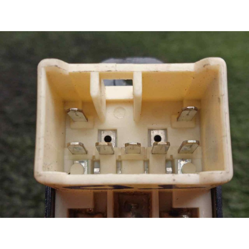 Recambio de mando elevalunas trasero derecho para hyundai accent (mc) 1.5 crdi cat referencia OEM IAM 9357820000  