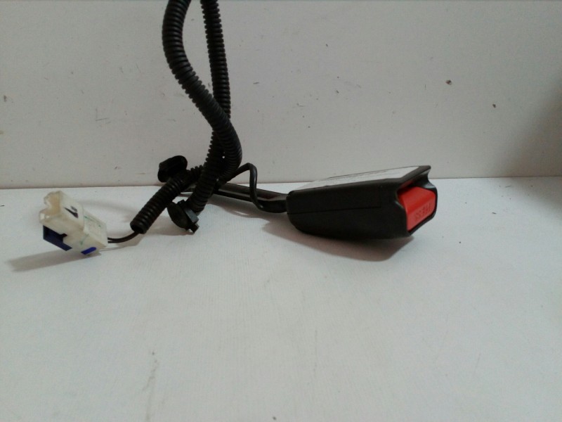Recambio de enganche cinturon delantero derecho para hyundai i20 1.2 cat referencia OEM IAM 6274855003-SPFH590  