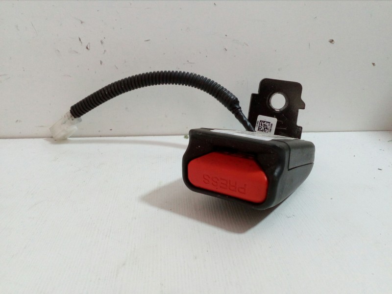 Recambio de enganche cinturon trasero izquierdo para hyundai i20 1.2 cat referencia OEM IAM 88301803  