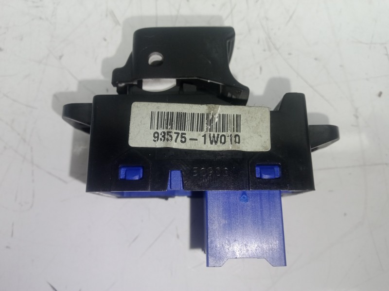 Recambio de mando elevalunas delantero derecho para kia rio 1.2 cat referencia OEM IAM 935751W010  