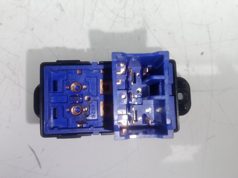 Recambio de mando elevalunas delantero derecho para kia rio 1.2 cat referencia OEM IAM 935751W010  