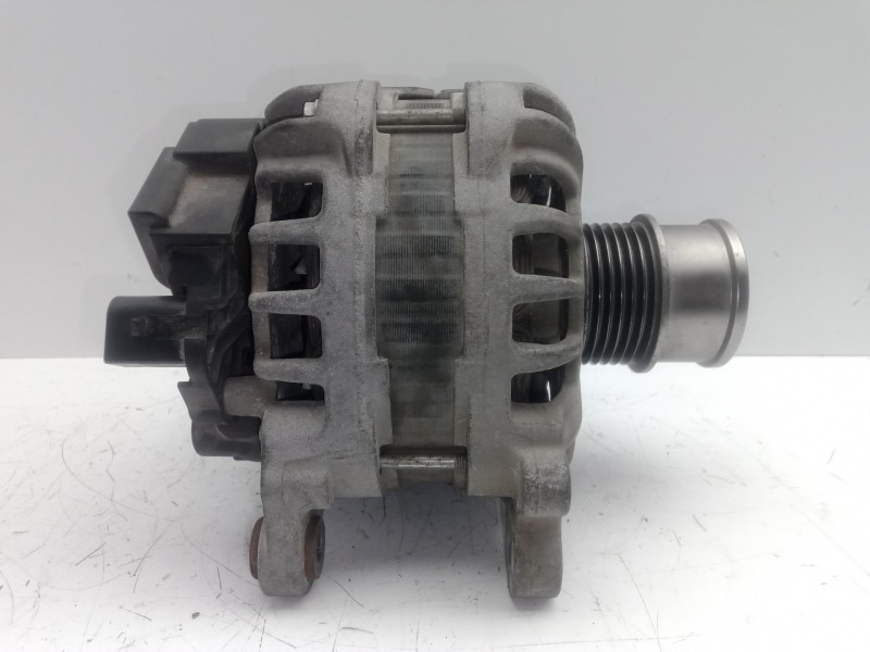 Recambio de alternador para seat ibiza (6p1) 1.2 tsi referencia OEM IAM 04E903015A BOSCH 6.CANALES