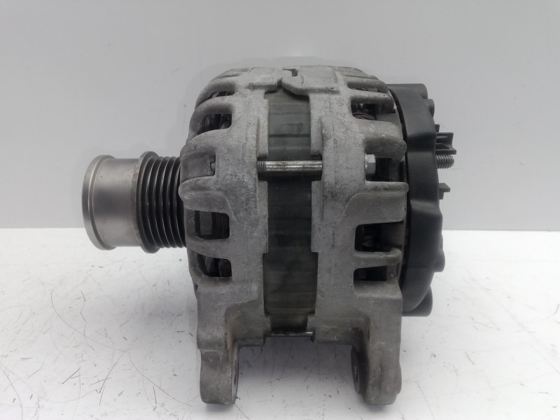Recambio de alternador para seat ibiza (6p1) 1.2 tsi referencia OEM IAM 04E903015A BOSCH 6.CANALES